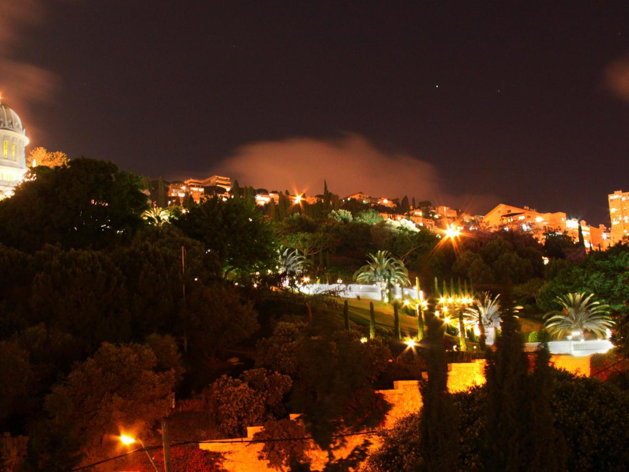Dan Panorama Haifa Hotel Eksteriør billede Night view of the city