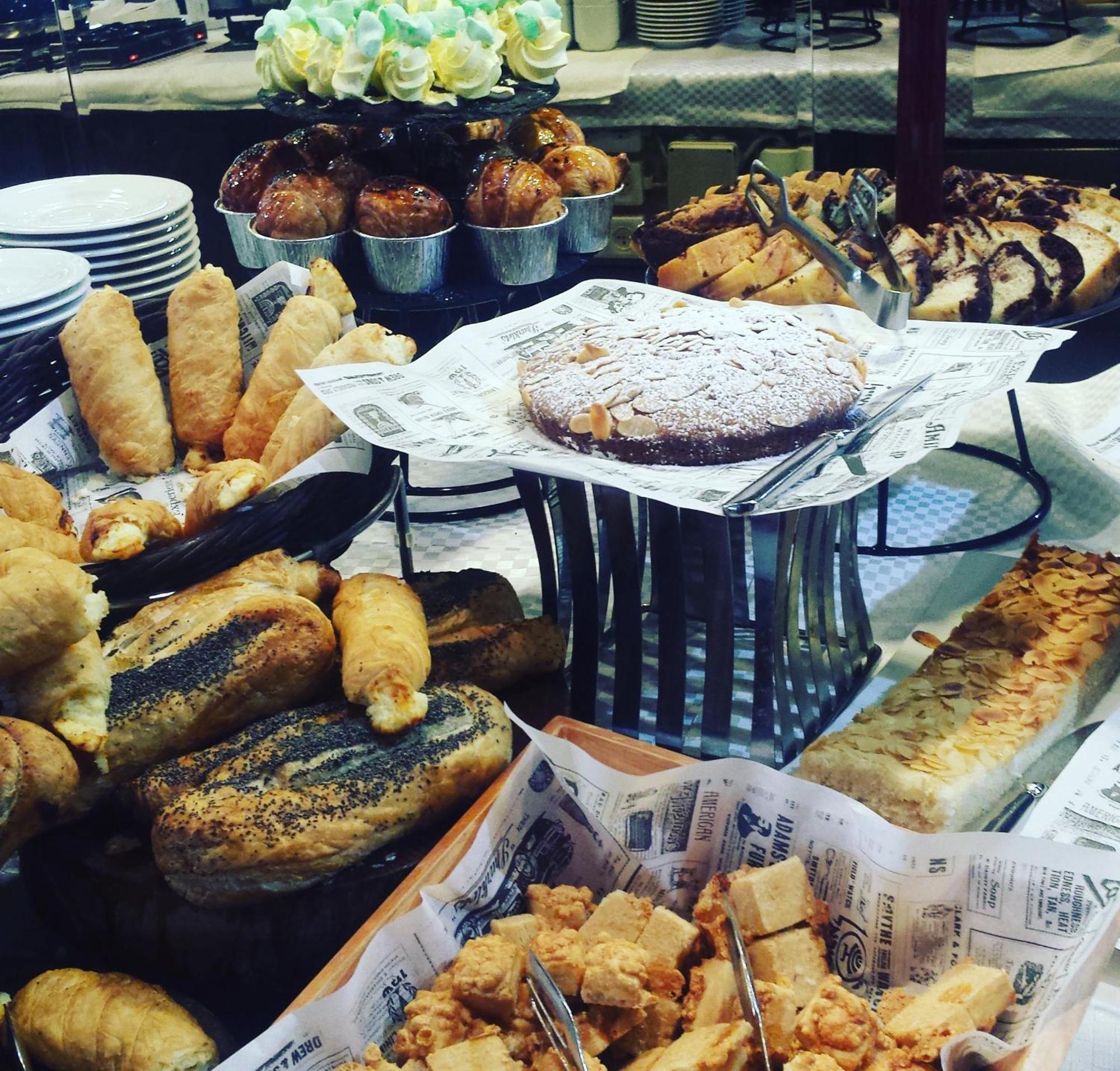 Dan Panorama Haifa Hotel Eksteriør billede A selection of cakes at a café